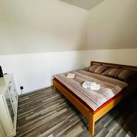 Prijemny Podkrovni Byt S Parkovanim Na Pozemku. Trsice Exterior photo