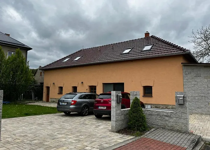 Prijemny Podkrovni Byt S Parkovanim Na Pozemku.
