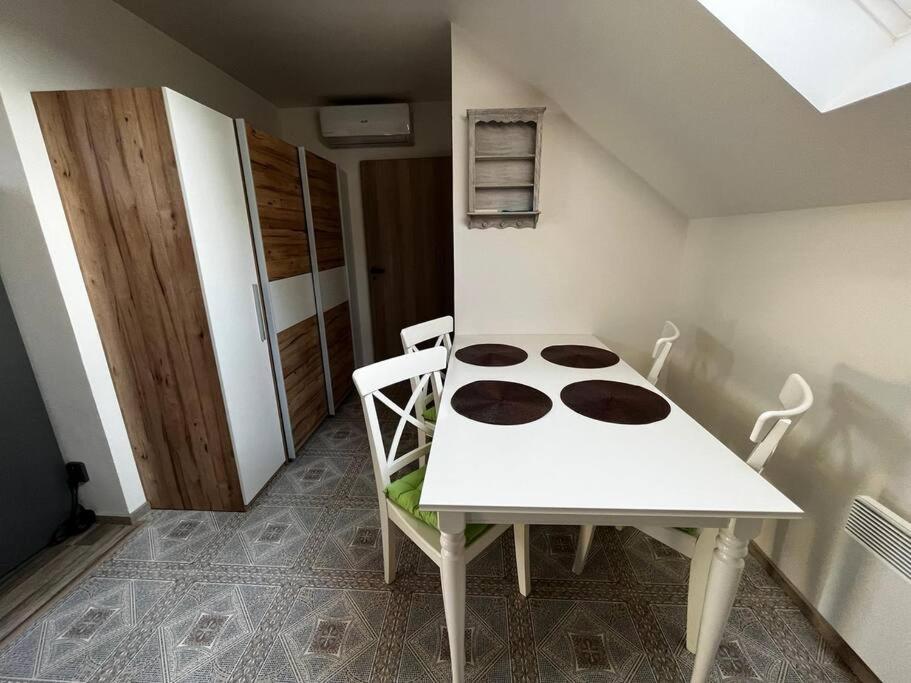 Apartment Prijemny Podkrovni S Parkovanim Na Pozemku. *