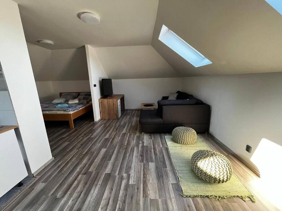 Apartment Prijemny Podkrovni S Parkovanim Na Pozemku. *