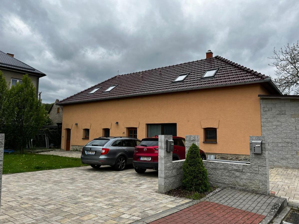 Apartment Prijemny Podkrovni S Parkovanim Na Pozemku. Trsice